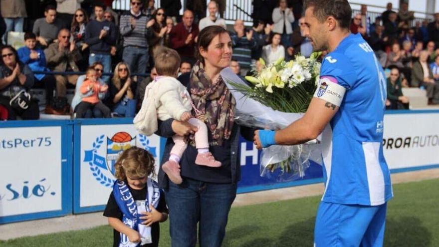 Die Witwe vom verstorbenen Basketballer José Ortiz erhält einen Blumenstrauß.