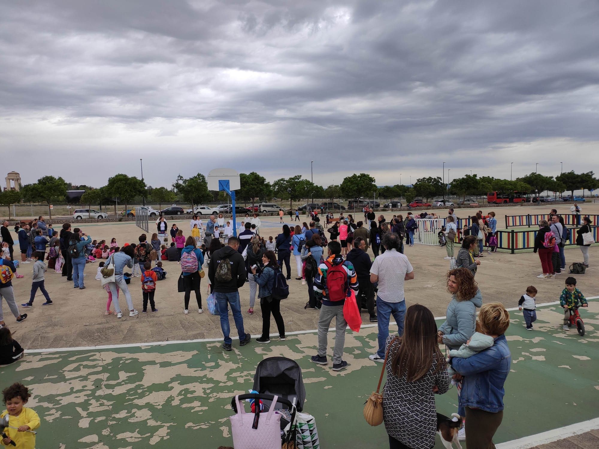 GALERÍA | Los padres del colegio de Valdespartera protestan por un comedor digno