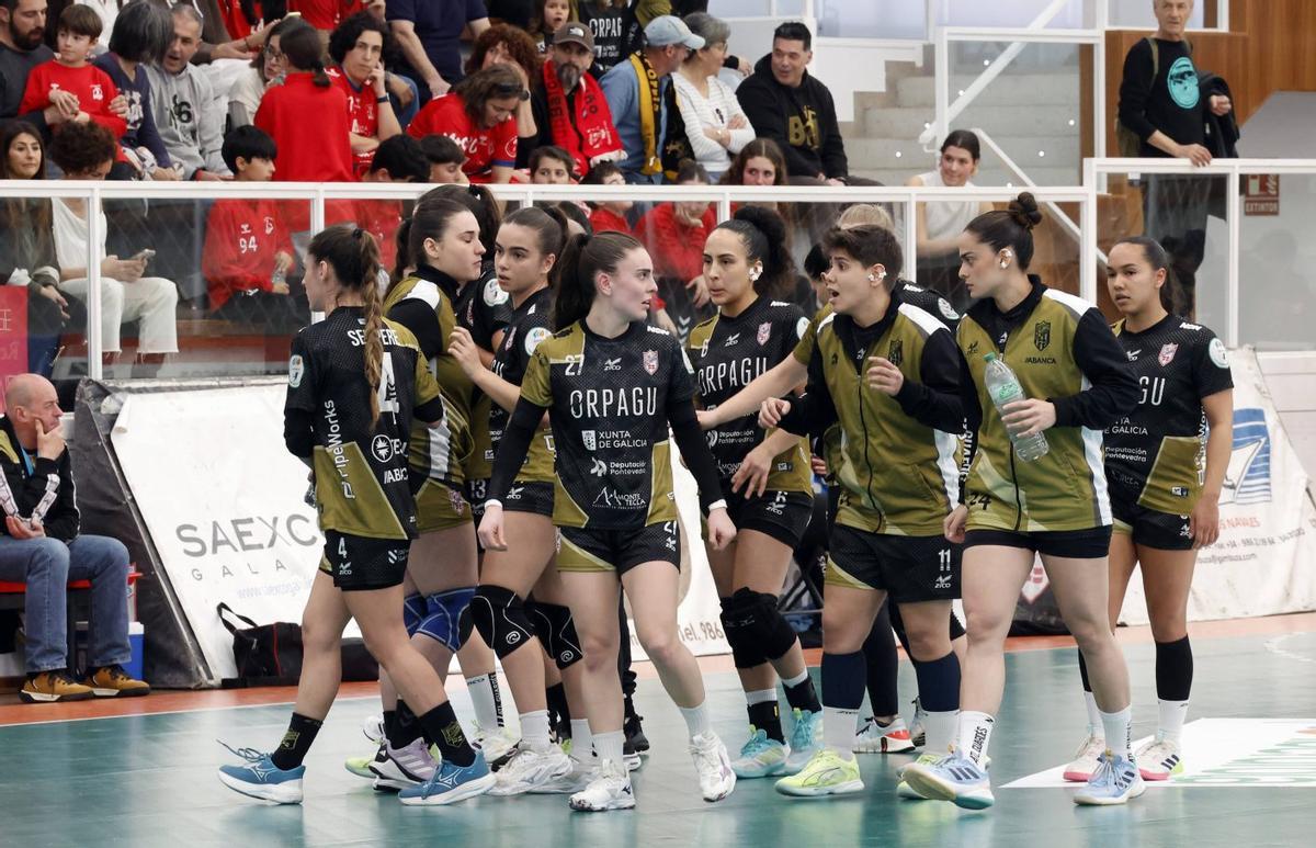 Las jugadoras del Mecalia Guardés, durante el derbi ante el Conservas Orbe Zendal Porriño.