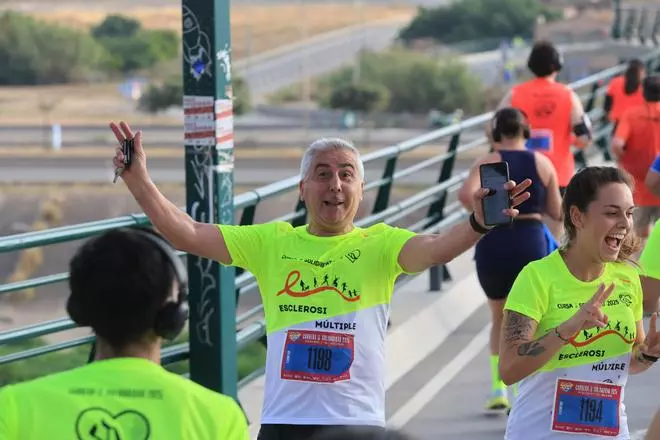 Búscate en la Carrera de la Solidaridad de València: así ha sido el paso por un puente mítico de la ciudad