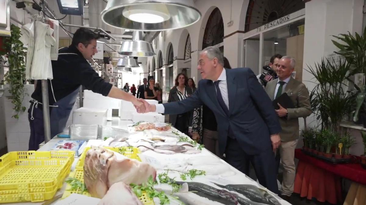 El alcalde de Sevila, José Luis Sanz, junto a un pescadero de un mercado de Sevilla en su negocio