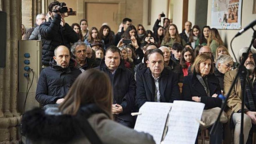 Imatge de l&#039;acte, durant la interpretació de «Corrandes de l&#039;exili», amb alumnes del Gerbert d&#039;Aurillac de Sant Fruitós