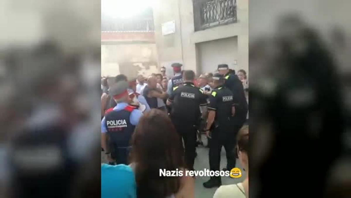 Tensión entre manifestantes a favor y en contra de los ’menas’ en El Masnou.