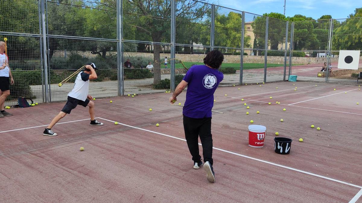 Los honderos en una de las tiradas de esta temporada.