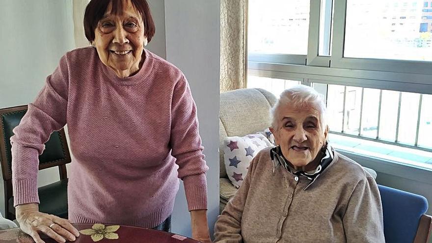 33 Carmen Guindo, sentada, con su hermana Encarnación, de 92 años. | CÓRDOBA