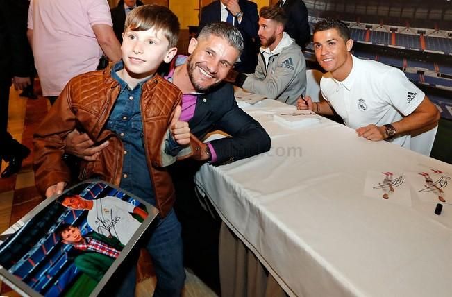 Cristiano Ronaldo y Sergio Ramos firman autógrafos en el Hotel Santa Catalina.