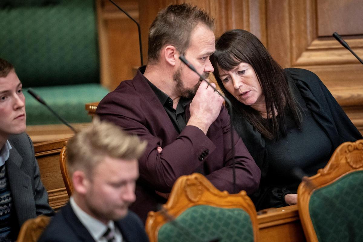 Kristian Boegsted y Betina Kastbjerg, del partido Demócratas de Dinamarca, durante el debate en el Parlamento sobre la ley para prohibir las quemas del Corán.