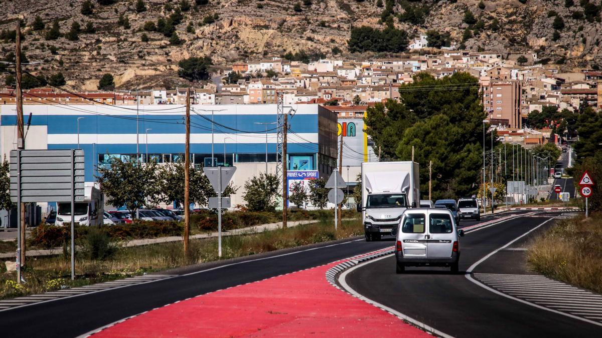 Vista del acceso principal a Onil, con el casco urbano de la localidad al fondo.