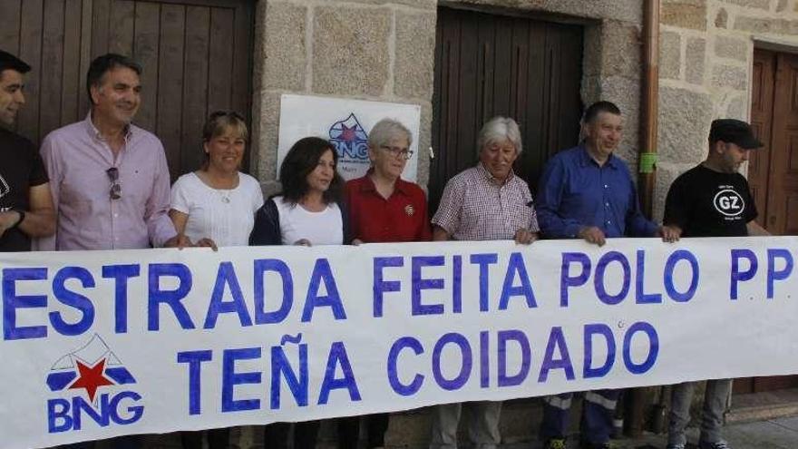 Dirigentes del Bloque, ayer, ante su sede. // Santos Álvarez