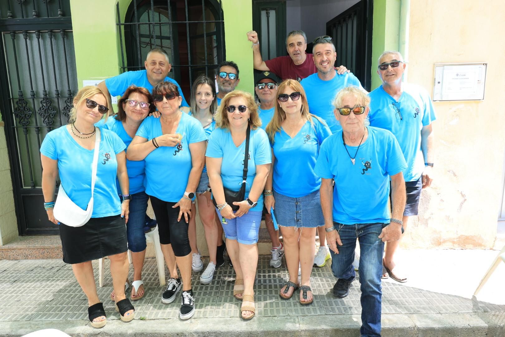 Las collas llenan de color las calles del Grau por Sant Pere