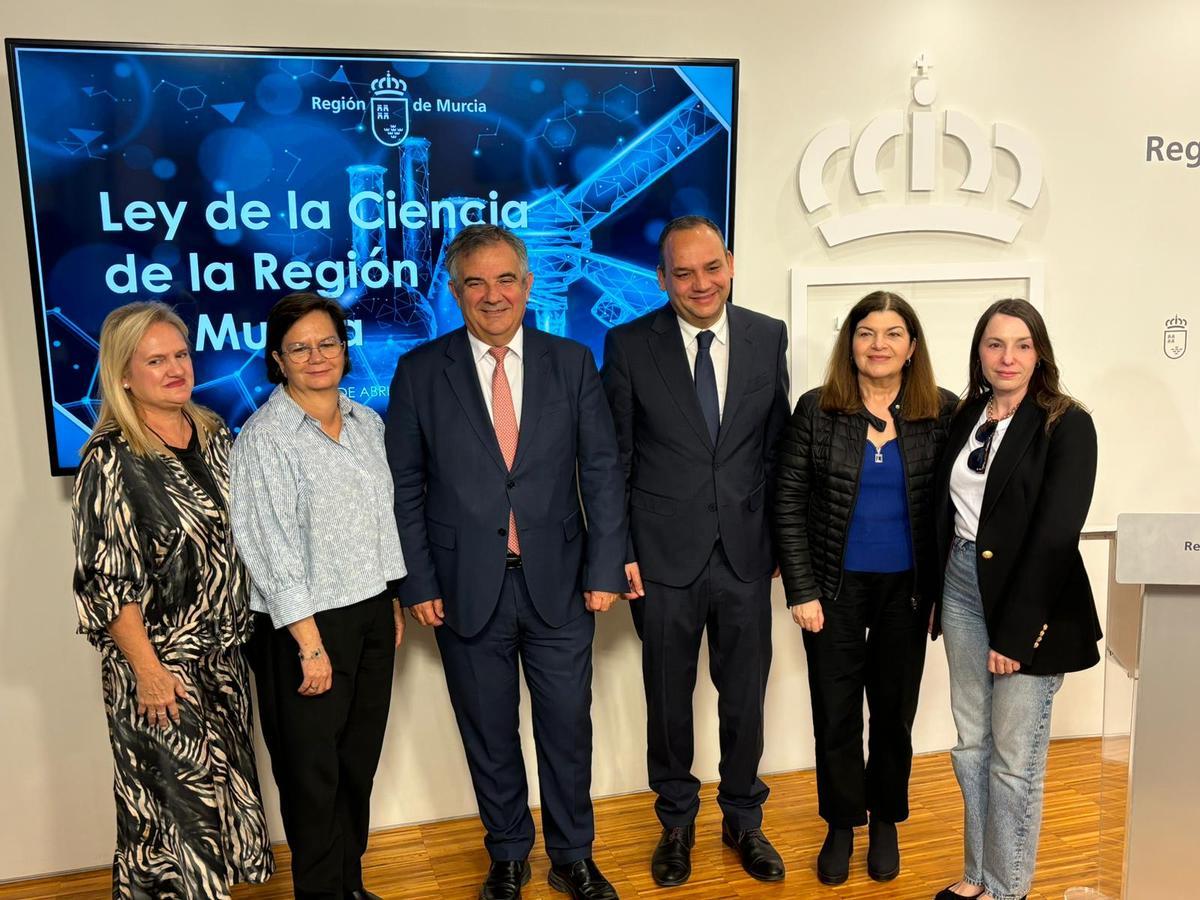 Juan María Vázquez (tercero por la derecha), junto a su equipo directivo de la Consejería.