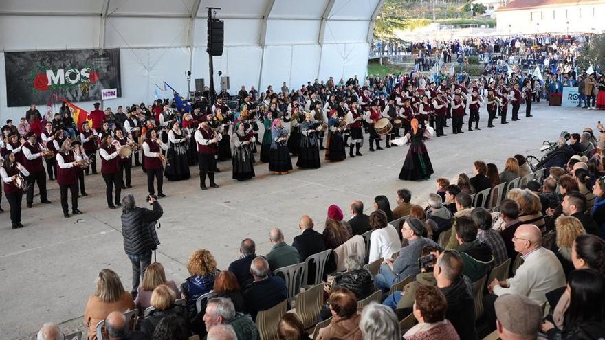Mos rendirá homenaje a los directores de sus rondallas