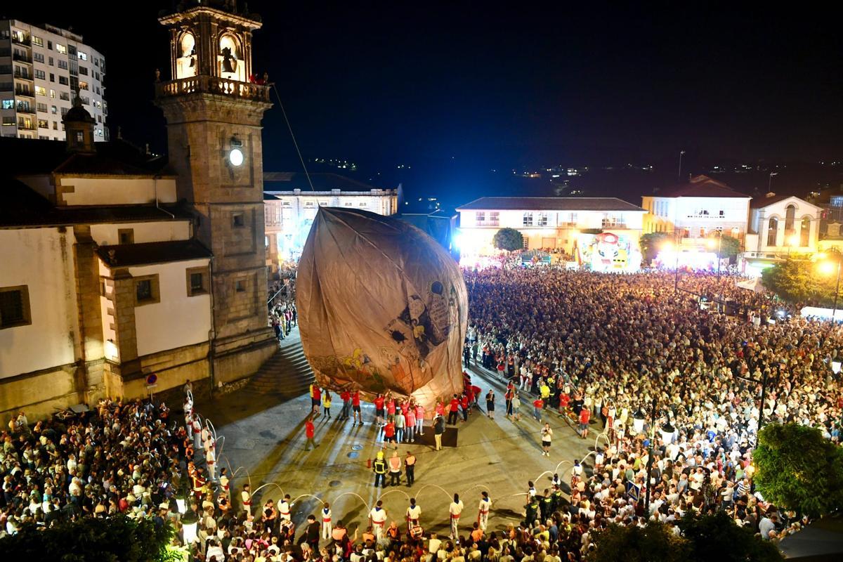 Los voluntarios, durante los trabajos de inflado del globo de San Roque.