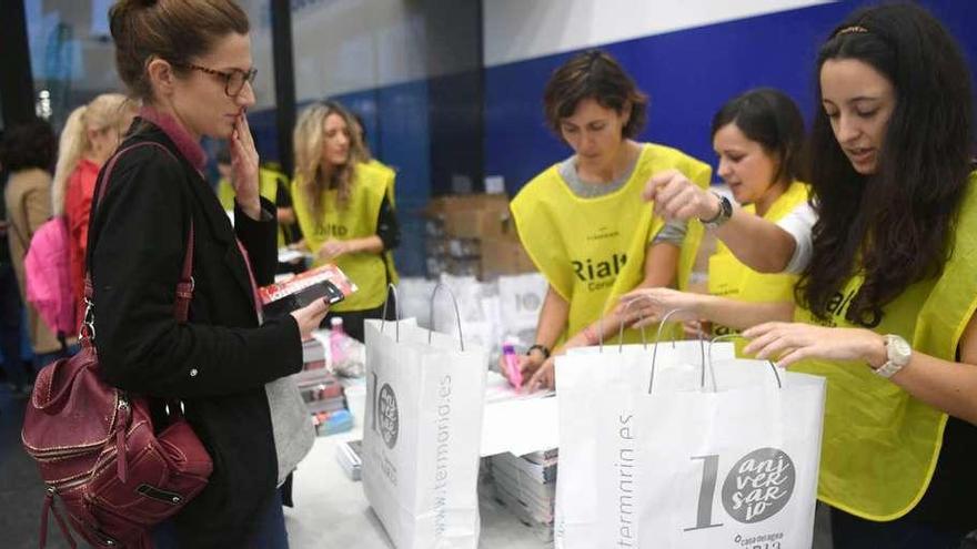 Arriba, participantes recogen sus dorsales. Abajo, voluntarios del Club Rialto y uno de los talleres de la Feria del Corredor.