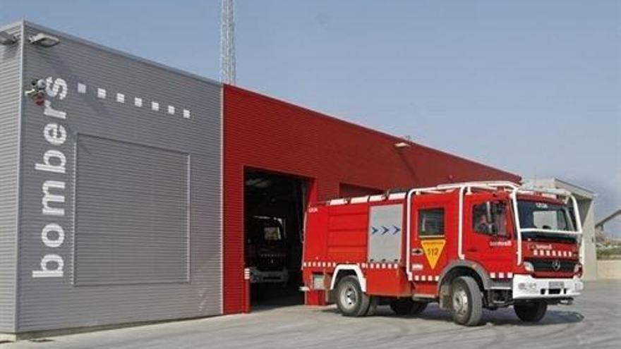 Un incendi al costat de les vies, a Olesa, obliga a tallar la línia dels FGC de Manresa