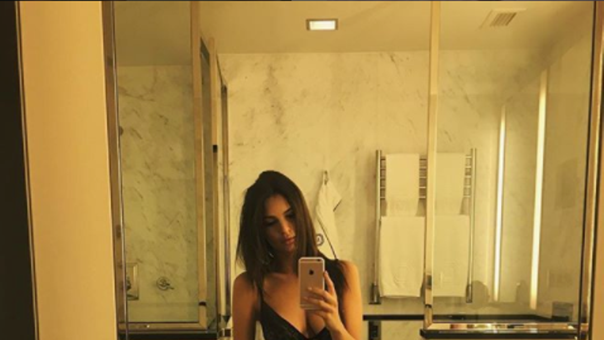 Emily Ratajkowski posa en el baño