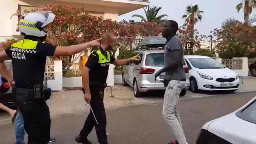 La policia amb un manter, ahir durant l&#039;episodi d&#039;enfrontaments a Roses