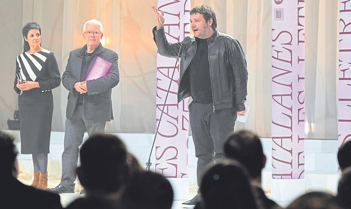 El escritor mallorquín Carles Rebassa, en su discurso tras recibir el premio en Barcelona
