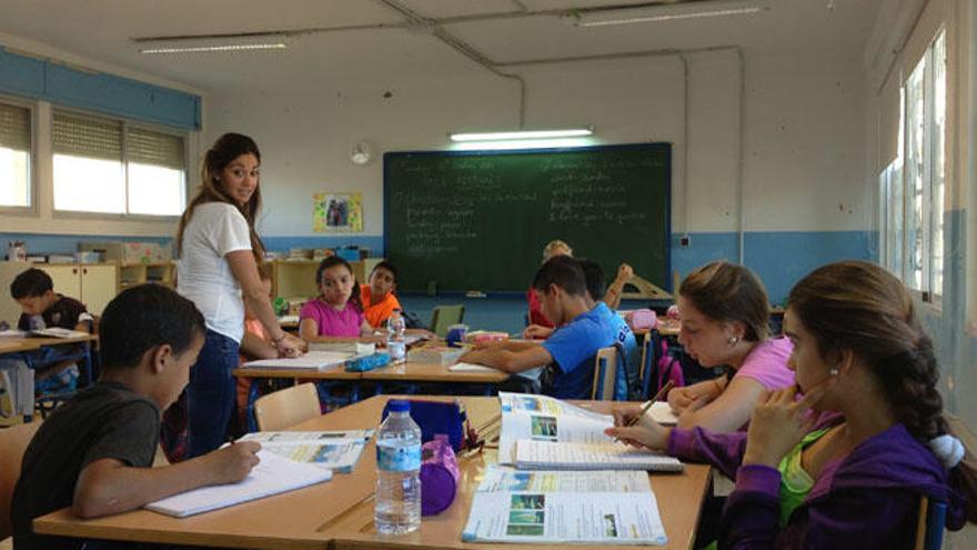 Una maestra con sus alumnos en un colegio de Málaga capital.