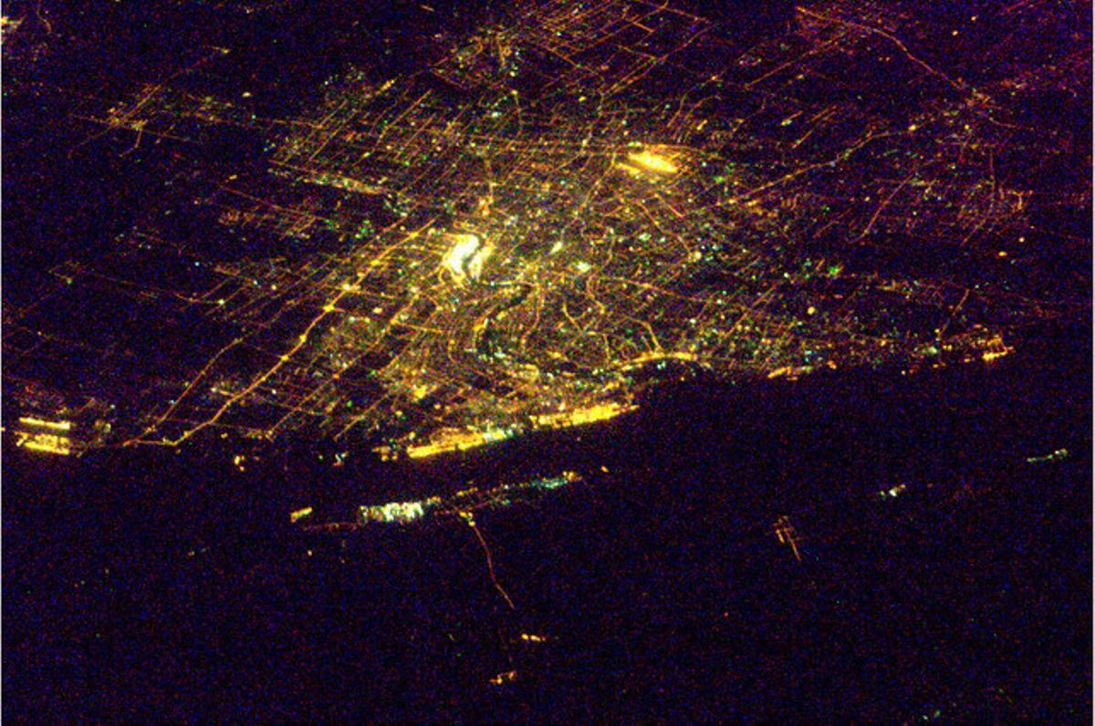 Desde el espacio se puede ver la capital económica china, Shangai, iluminada por la noche.