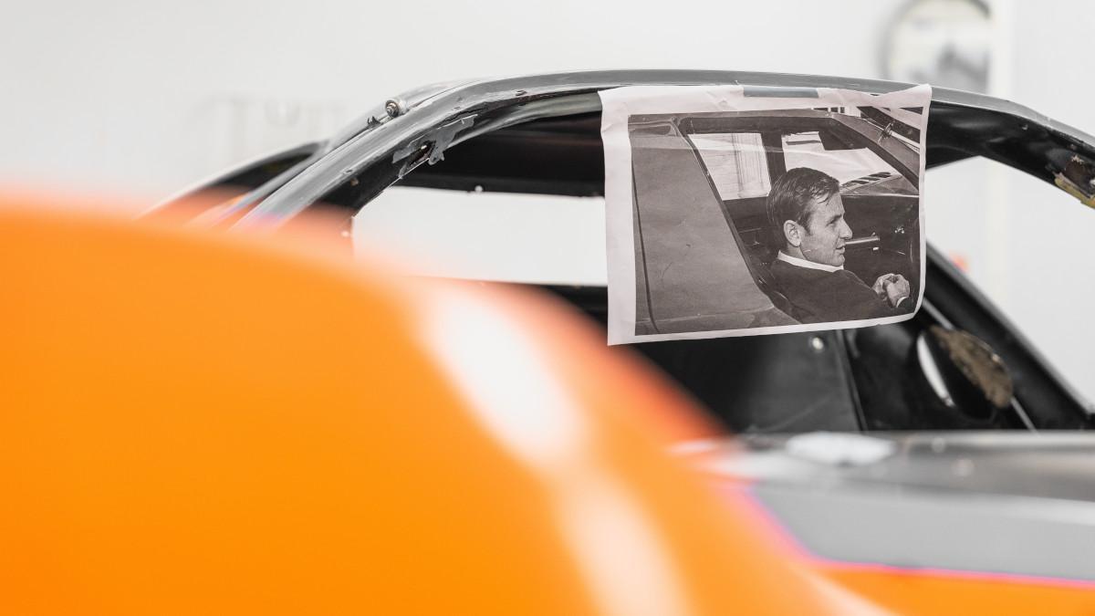 Una imagen de época acompaña la restauración y recuerda el vínculo entre este coche único y los primeros años de McLaren.