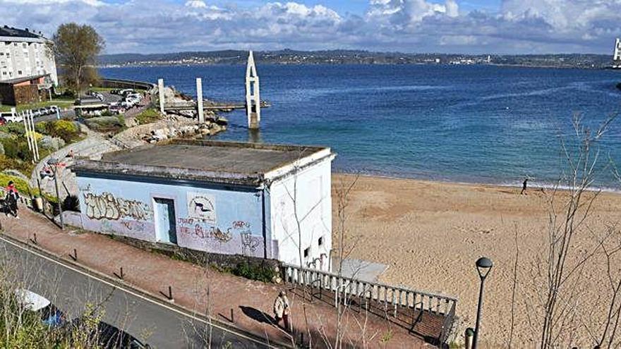 El edificio del Club de San Amaro, ayer, en la playa de San Amaro.