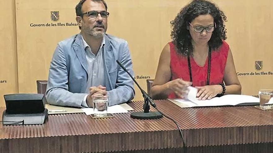 Biel Barceló y Catalina Cladera ayer durante el anuncio de la subida del impuesto turístico.
