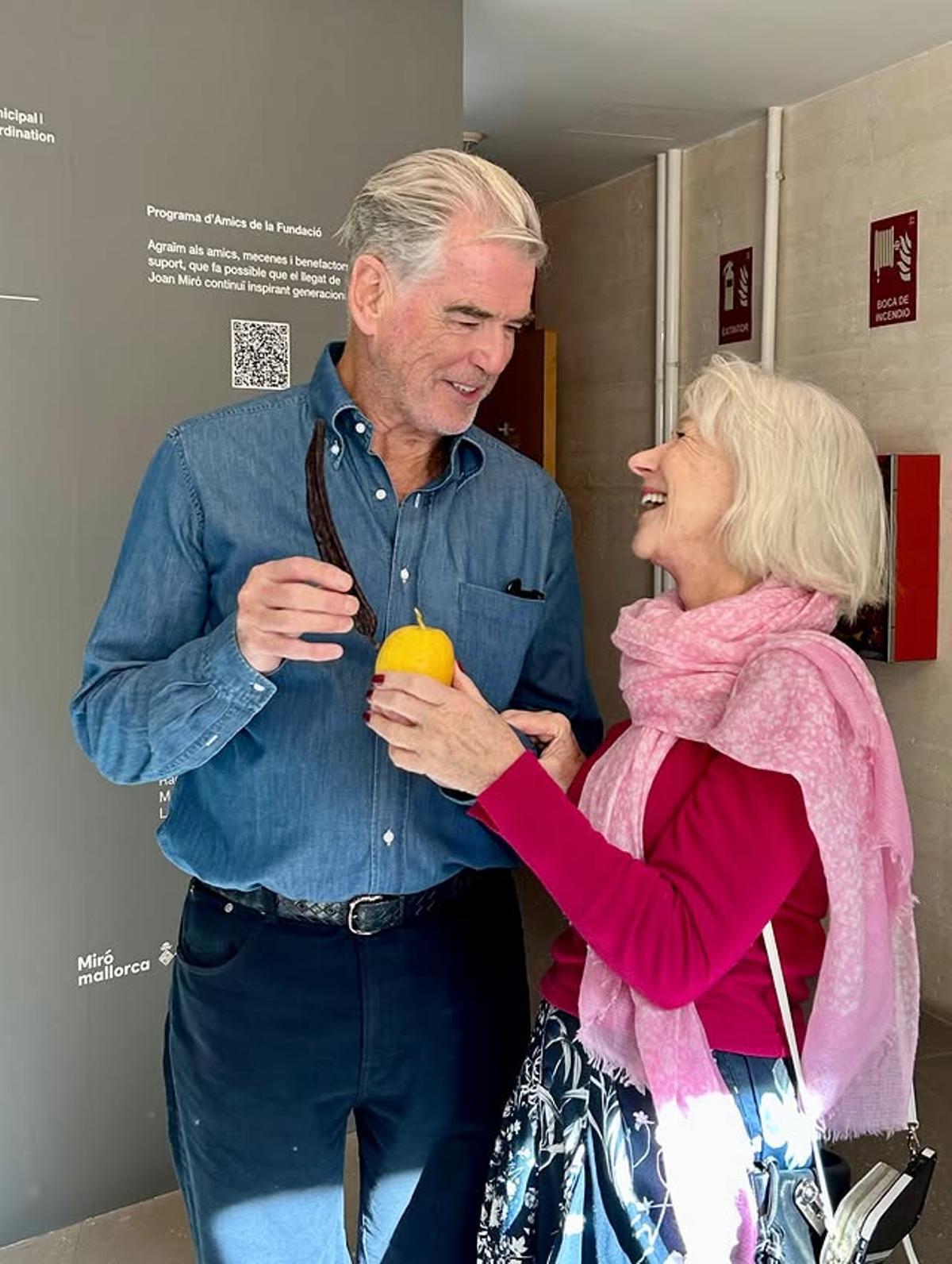 Pierce Brosnan y Helen Mirren visitan la Catedral de Mallorca y la Fundació Miró