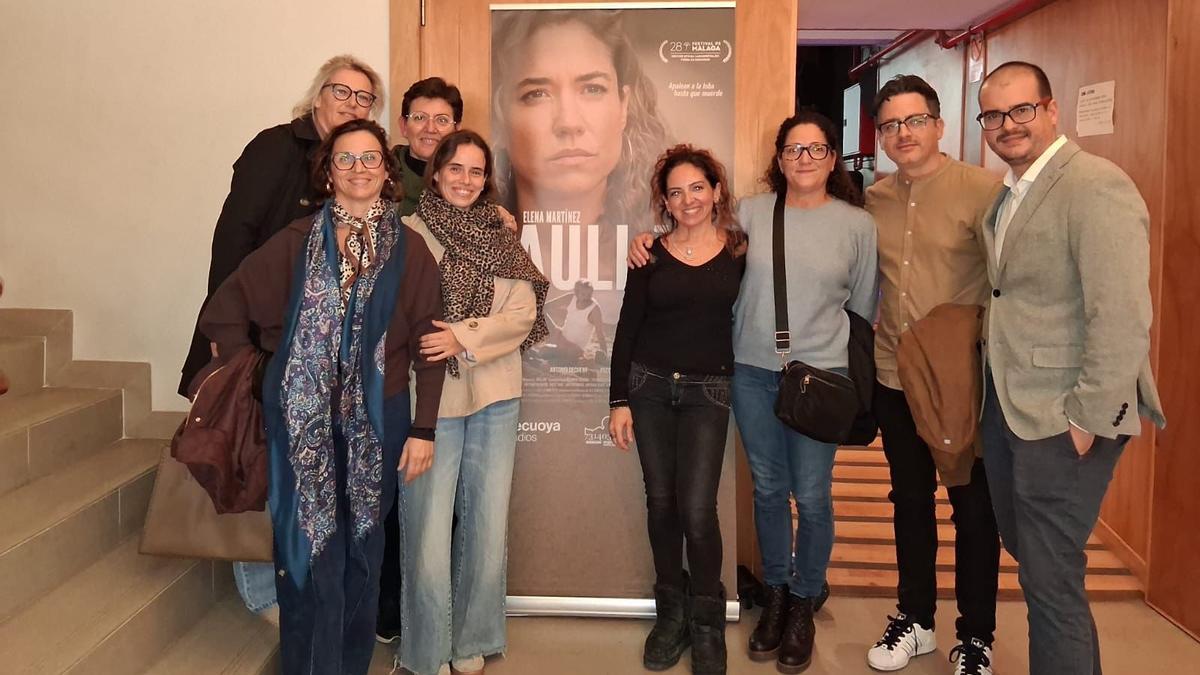 El director Sergio Siruela y el actor Antonio Jesús Serrano junto a Elena Català y otras asistentes a la proyección