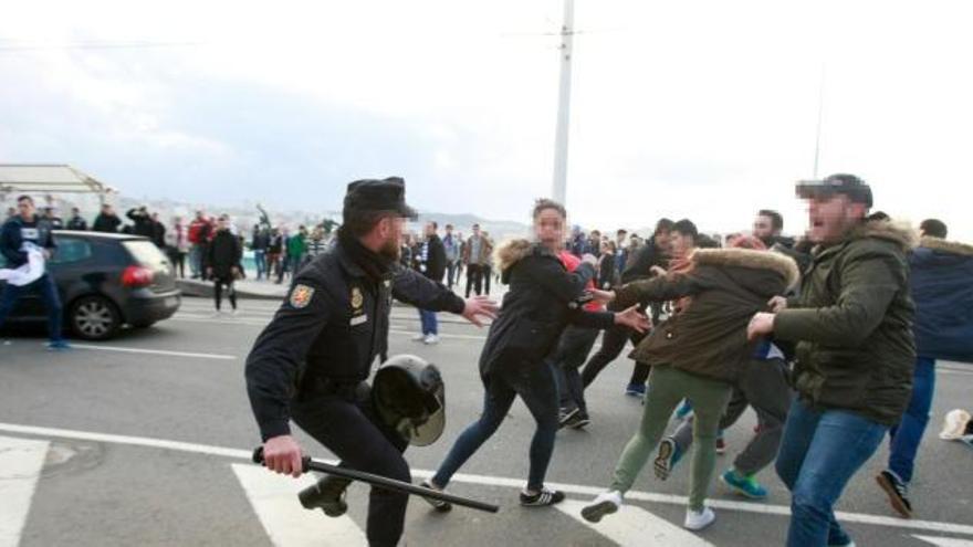 La policía carga contra deportivistas que animaron al Dépor a la salida del hotel.