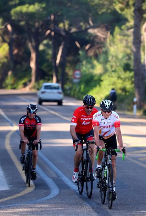 Ciclistas rodando por la carretera de El Saler