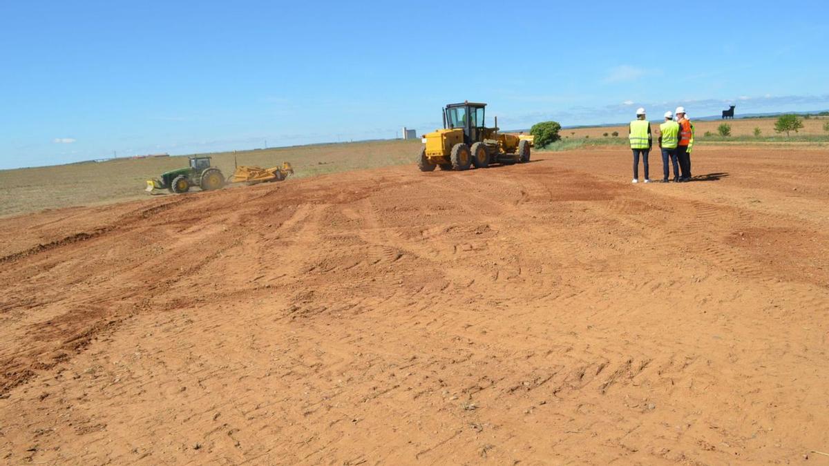 Las máquinas trabajan sobre el terreno durante la pasada primavera. | L. O. Z.