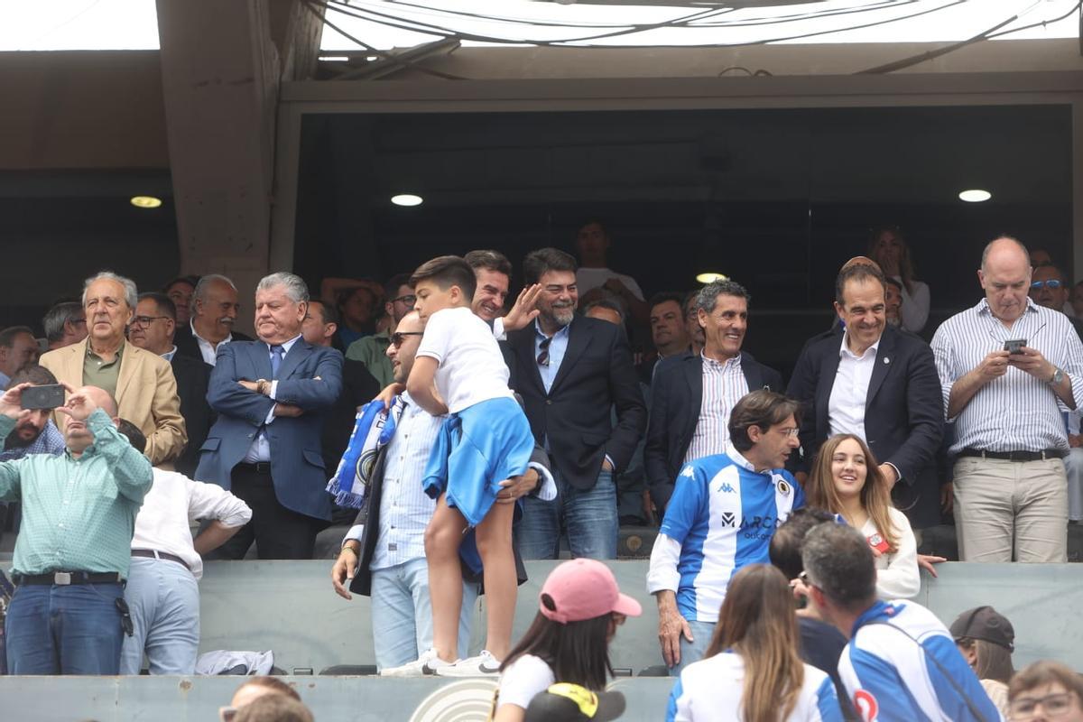 Los jugadores celebrando en el ascenso en el campo