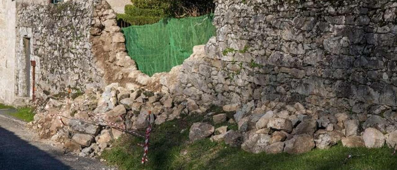 El temporal afectó al muro del Pazo de Trasfontao  |  Los temporales del 2019 dejaron importantes consecuencias, como el granizo de julio que provocó destrozos en vehículos y edificios. También fueron importantes los desperfectos de las borrascas de diciembre. Por ejemplo, hicieron mella en el muro que rodea el Pazo de Trasfontao (Silleda), que parte del mismo se desplomó sobre la carretera.