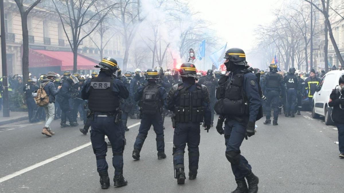 Enfrentamientos entre bomberos y policías en una marcha en París