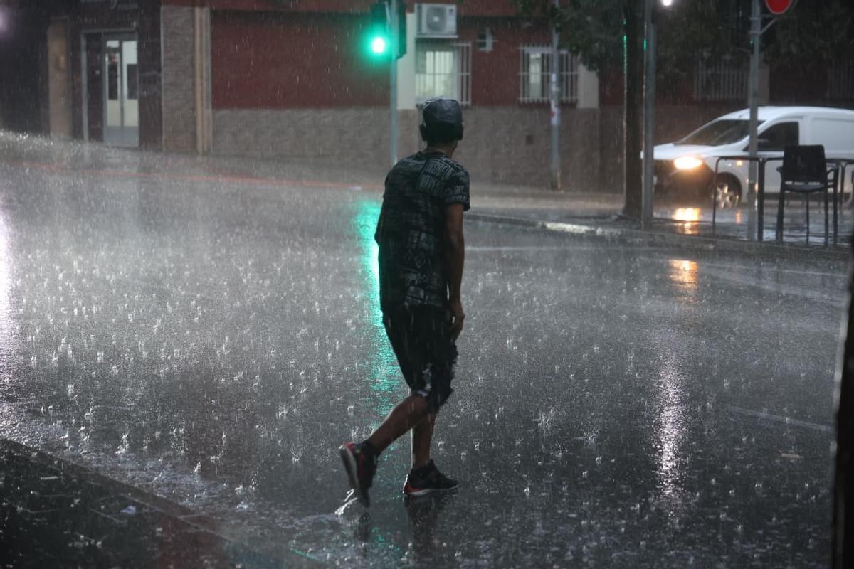 Imágenes de la lluvia en el barrio alicantino de Altozano.