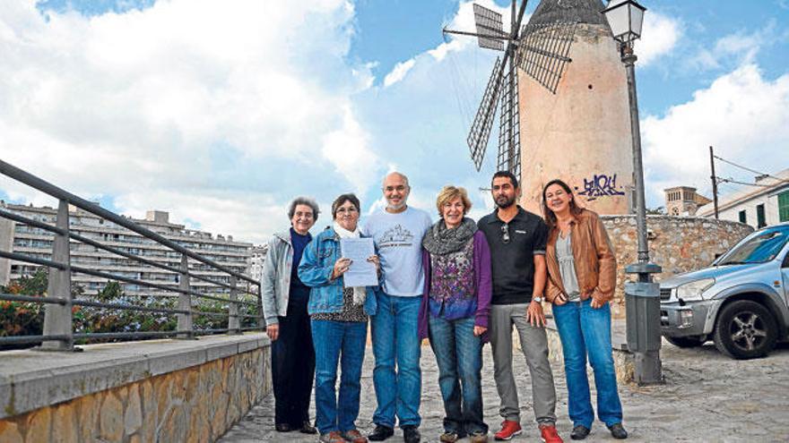 Miembros de la Associació de Veïns del Jonquet, ayer durante la presentación de las alegaciones.