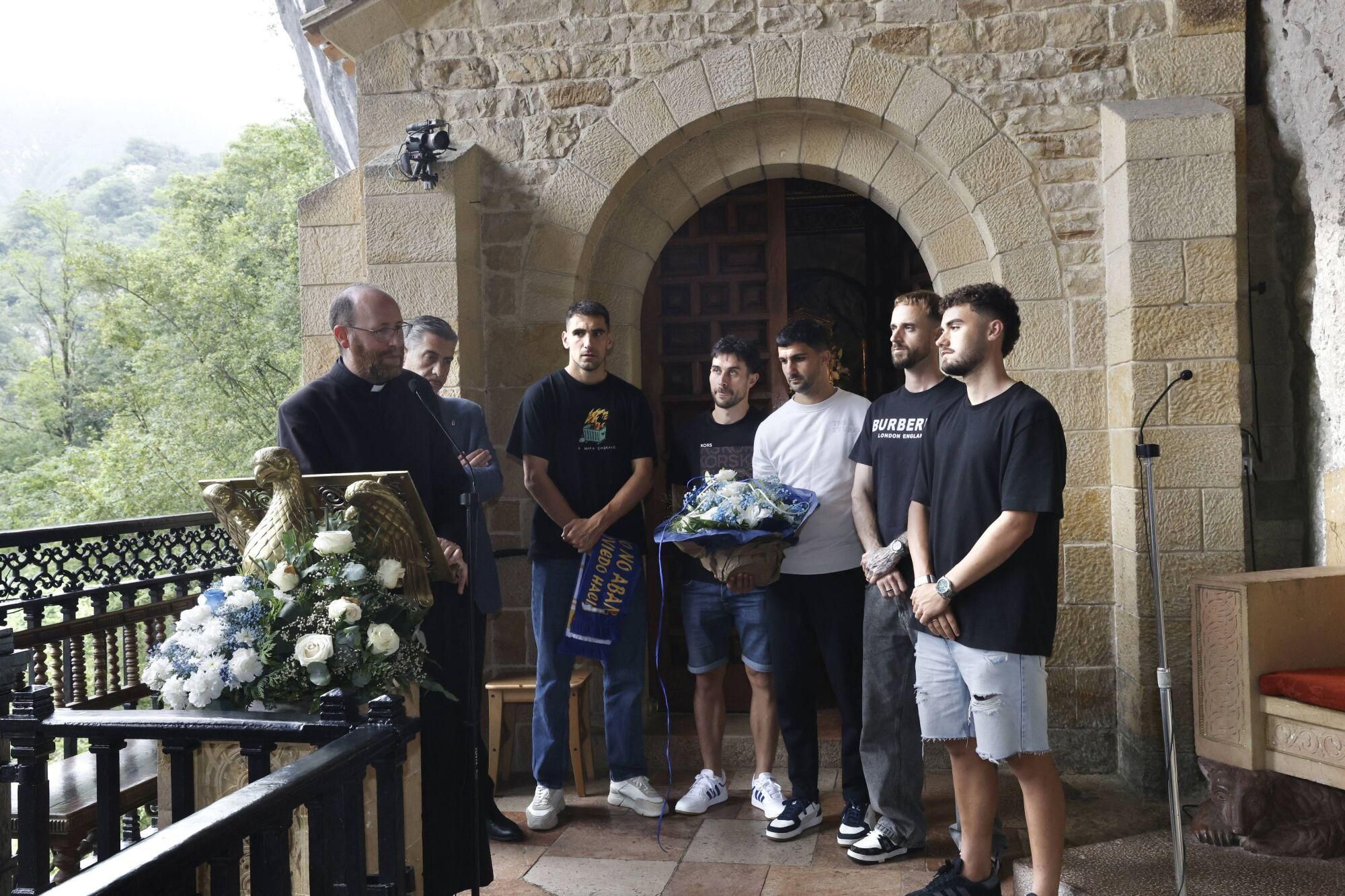 El conjunto carbayón visita a la Virgen de Covadonga