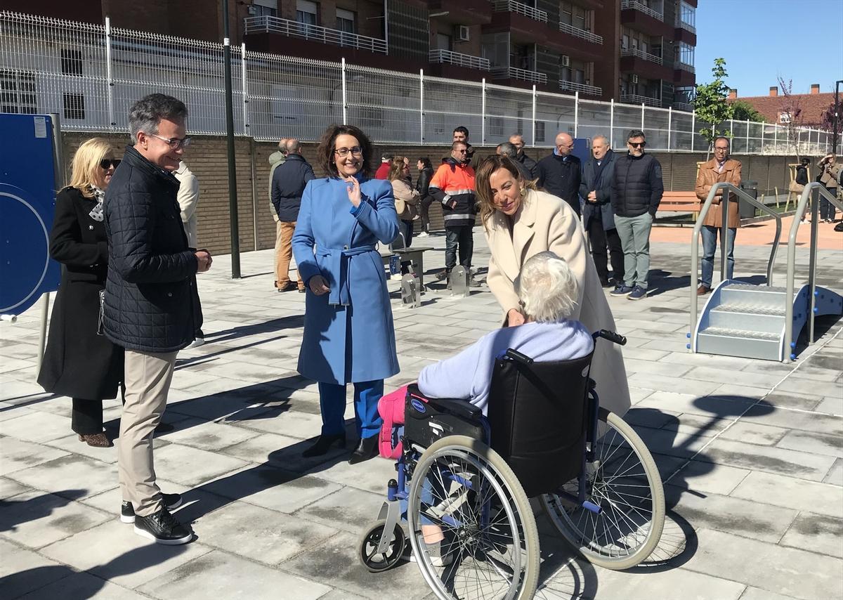 La alcaldesa de Zaragoza, Natalia Chueca, la portavoz de Vox, Eva Torres, y el concejal de Urbanismo, Víctor Serrano, inauguran la calle Oeste de Santa Isabel y hablan con una vecina en silla de ruedas.