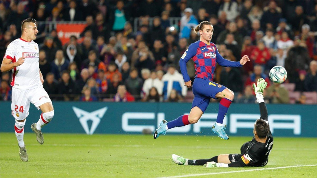Antoine Griezmann supera a Reina para lograr el primer gol en el Barça-Mallorca de la Liga 2019/20