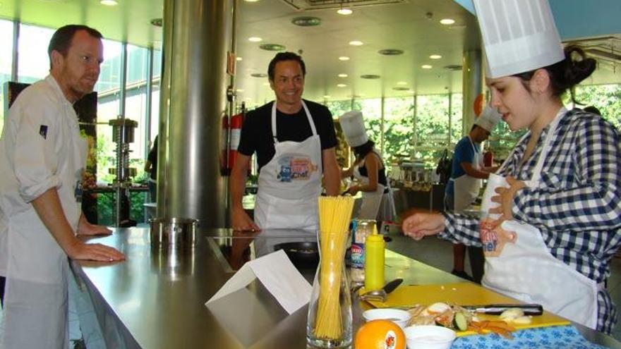 Un moment del concurs amb els finalistes en plena creació