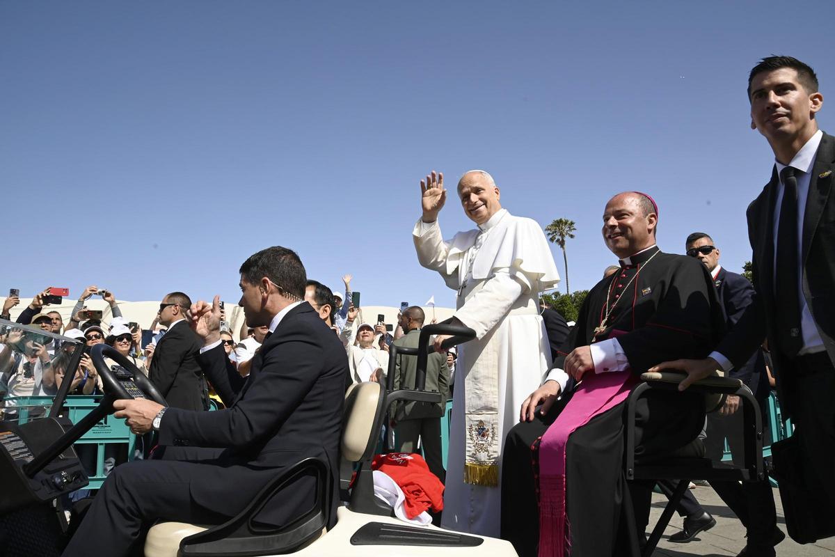 El papa León XIV mantiene un encuentro con migrantes en el centro de Las Raíces.