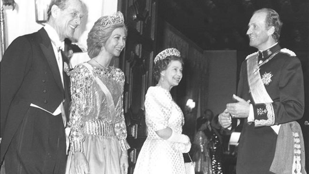 La reina Isabel II y el duque de Edimburgo reciben a los reyes Juan Carlos y Sofía en Londres, el 24 de abril de 1986