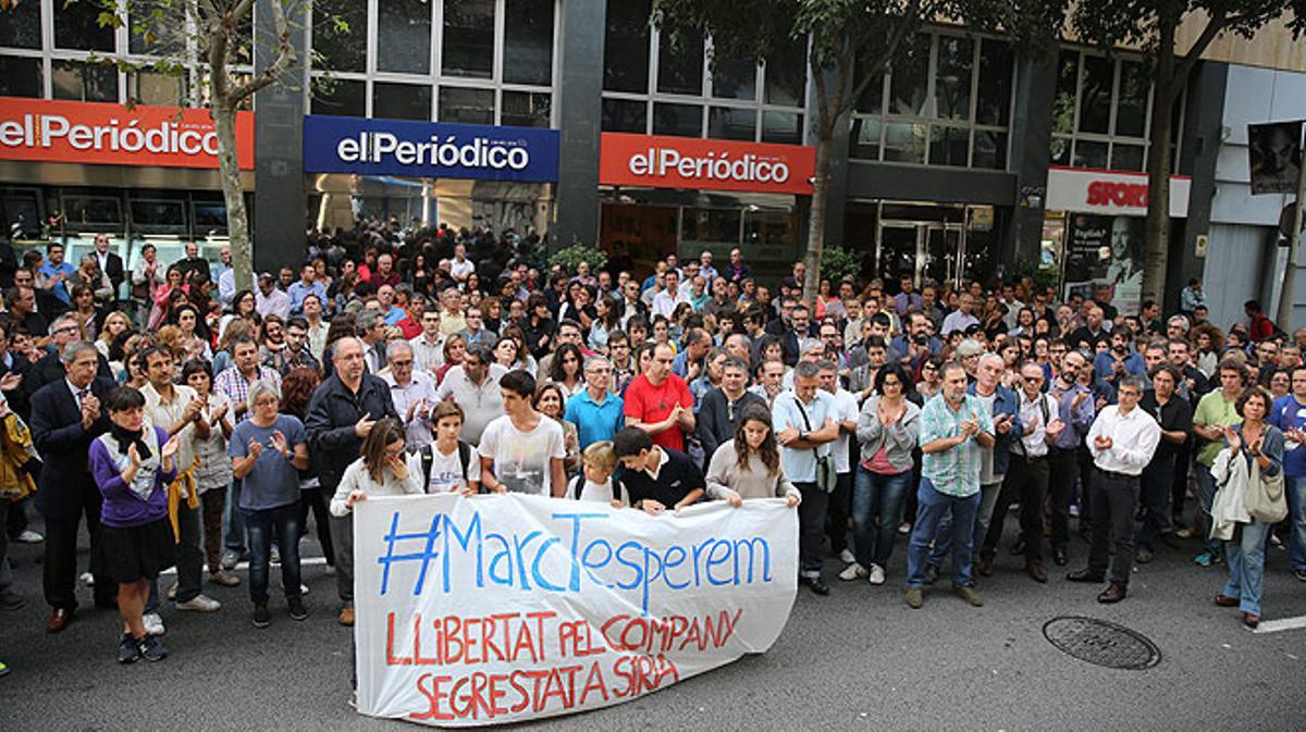 Familiars, amics i companys de Marc Marginedas s’han reunit cada dimecres davant de la porta del diari per demanar l’alliberament del periodista, segrestat a Síria.