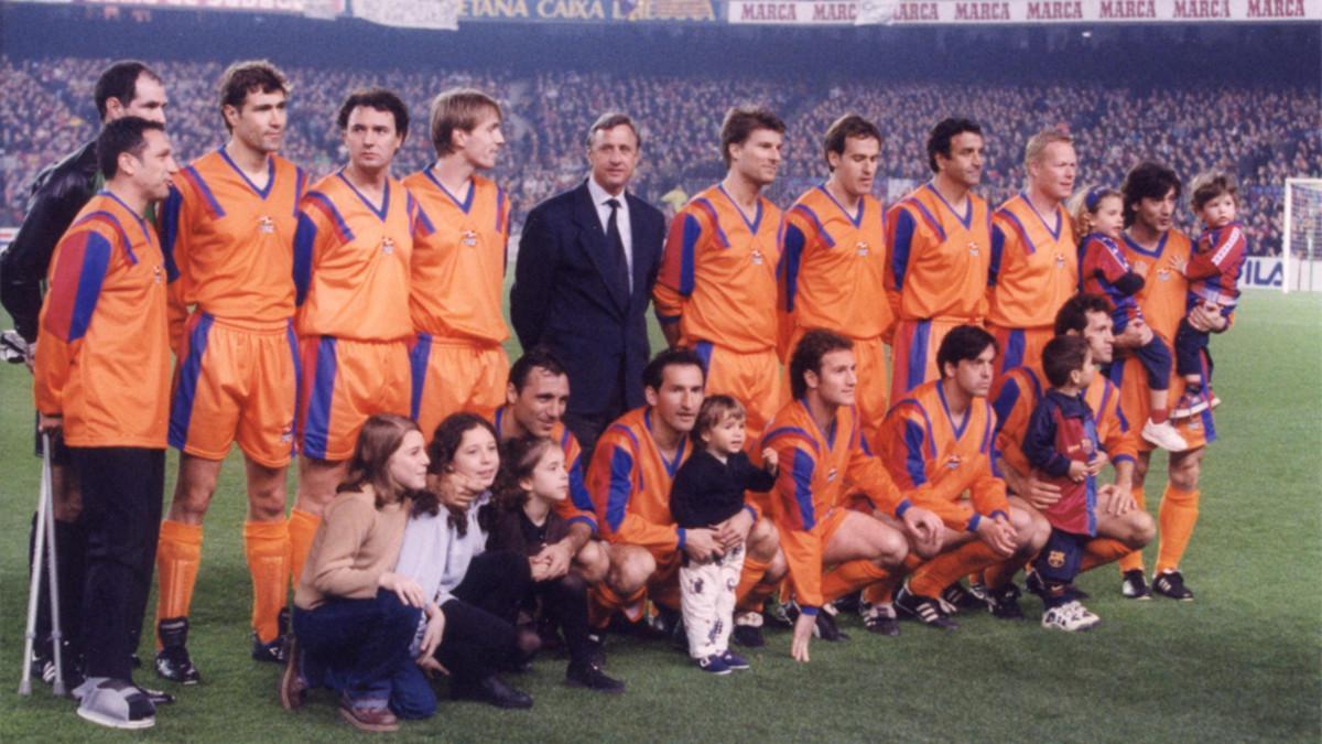Los integrantes del Dream Team, con Johan Cruyff en el centro, durante el acto de homenaje celebrado en el Camp Nou en 1999
