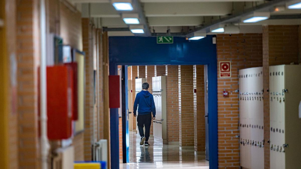 Un estudiante de un instituto de Alicante por los pasillos del centro.