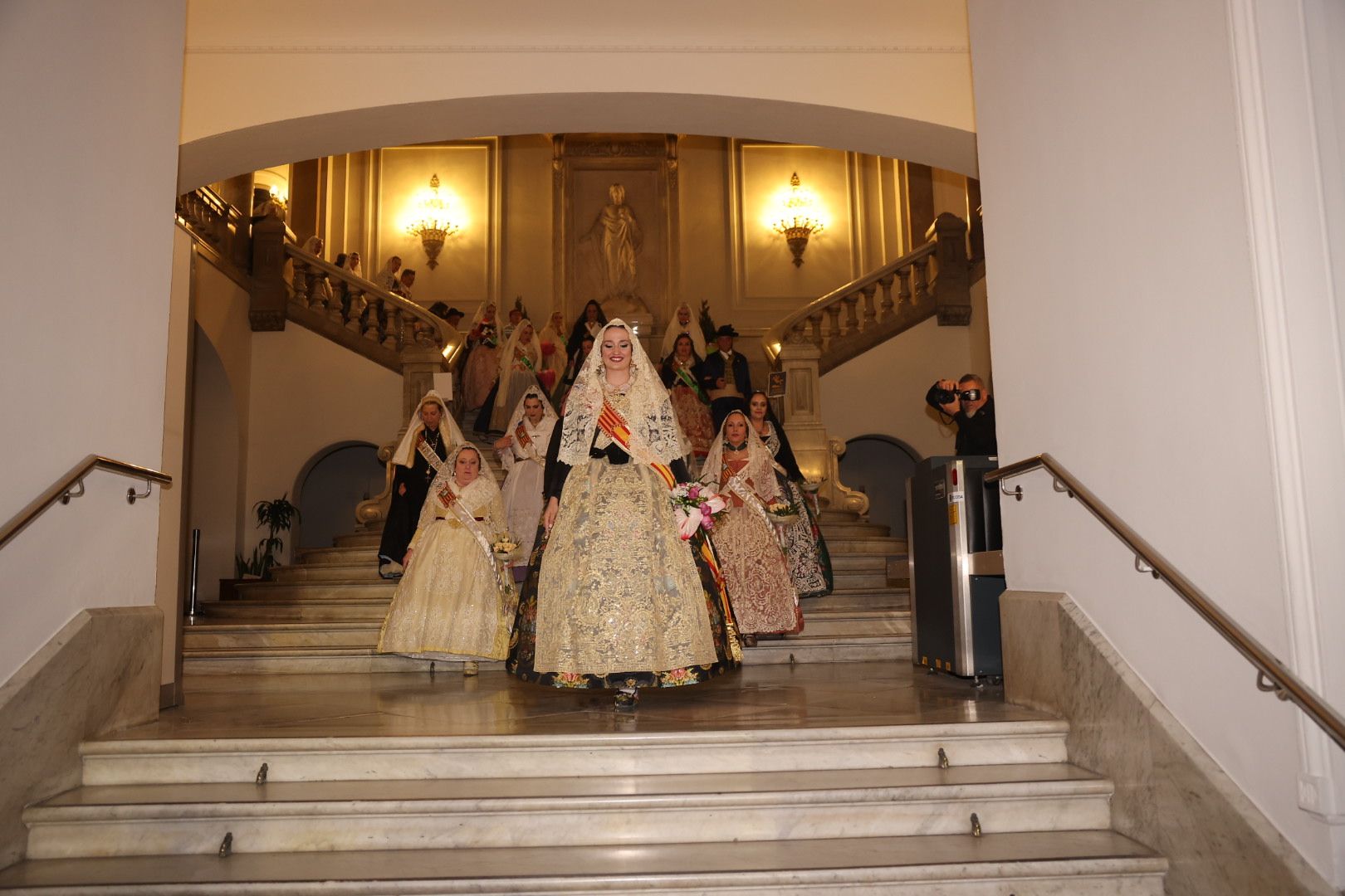 Laura Mengó y su corte coronan la ofrenda a la Virgen