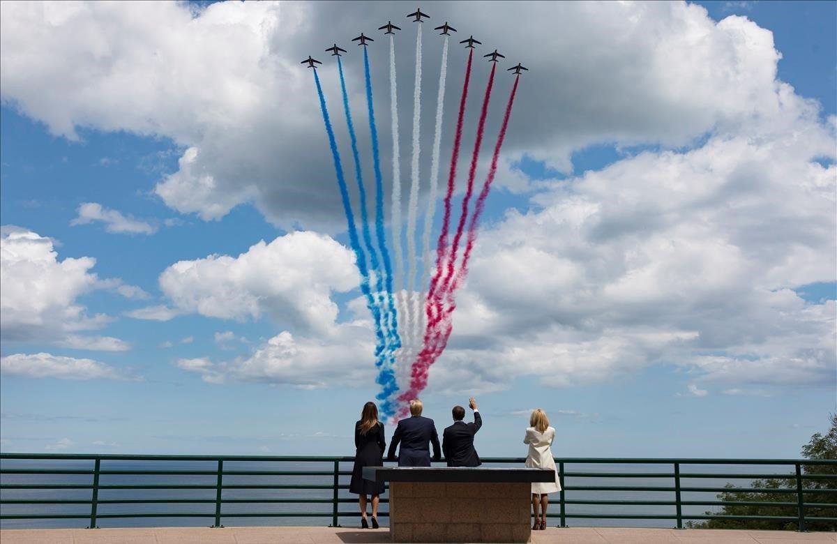 El presidente estadounidense, Donald Trump y su mujer, Melania, asisten junto al presidente galo, Emmanuel Macron y su mujer, Brigitte, a la ceremonia de conmemoración del 75 aniversario del Día D en el cementerio estadounidense de Normandía en Colleville-Sur-Mer en Francia.