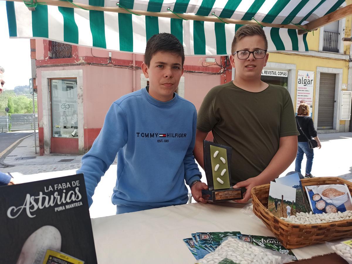 Izán y Álex García Vallina, campeones del certamen de la Faba Asturiana junto a su hermana, Karolina.