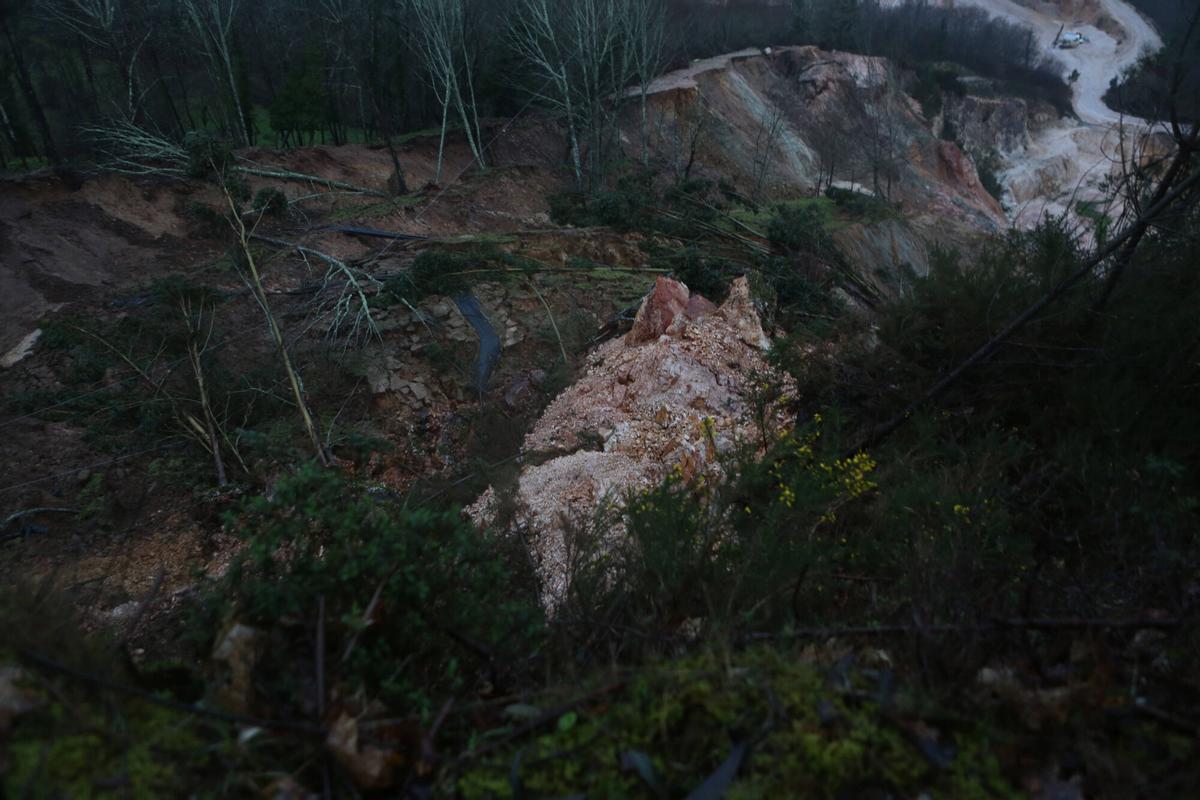 Un desprendimiento desplaza una torreta de media tensión en A Estrada y deja a vecinos sin luz durante horas